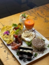 BRUNCH (Jusqu'à 17h) Le complet DELIV - La Tuniserie "Commandez en ligne chez La Tuniserie et régalez-vous avec nos brunchs gourmands, burgers généreux et plats maison, livrés directement chez vous, sans compromis sur la qualité."