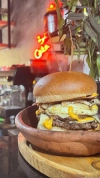 BURGERS CLASSIQUE  Burger XXX DELIV - La Tuniserie "Commandez en ligne chez La Tuniserie et régalez-vous avec nos brunchs gourmands, burgers généreux et plats maison, livrés directement chez vous, sans compromis sur la qualité."