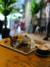 BRUNCH (Jusqu'à 17h) La signature DELIV - La Tuniserie "Commandez en ligne chez La Tuniserie et régalez-vous avec nos brunchs gourmands, burgers généreux et plats maison, livrés directement chez vous, sans compromis sur la qualité."