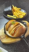 BURGER SPÉCIALE Chakabo Cheese DELIV - La Tuniserie "Commandez en ligne chez La Tuniserie et régalez-vous avec nos brunchs gourmands, burgers généreux et plats maison, livrés directement chez vous, sans compromis sur la qualité."