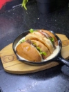 BURGER SPÉCIALE Chakabo Cheese DELIV - La Tuniserie "Commandez en ligne chez La Tuniserie et régalez-vous avec nos brunchs gourmands, burgers généreux et plats maison, livrés directement chez vous, sans compromis sur la qualité."
