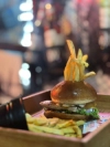 BURGERS CLASSIQUE  Crunchy DELIV - La Tuniserie "Commandez en ligne chez La Tuniserie et régalez-vous avec nos brunchs gourmands, burgers généreux et plats maison, livrés directement chez vous, sans compromis sur la qualité."