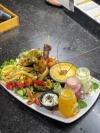 LES KRUNCHS Krunch Brochette Mixte DELIV - La Tuniserie "Commandez en ligne chez La Tuniserie et régalez-vous avec nos brunchs gourmands, burgers généreux et plats maison, livrés directement chez vous, sans compromis sur la qualité."