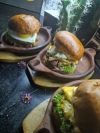 BURGERS CLASSIQUE  Egg Burger DELIV - La Tuniserie "Commandez en ligne chez La Tuniserie et régalez-vous avec nos brunchs gourmands, burgers généreux et plats maison, livrés directement chez vous, sans compromis sur la qualité."