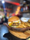 BURGERS CLASSIQUE  D-cheese Burger - La Tuniserie "Commandez en ligne chez La Tuniserie et régalez-vous avec nos brunchs gourmands, burgers généreux et plats maison, livrés directement chez vous, sans compromis sur la qualité."